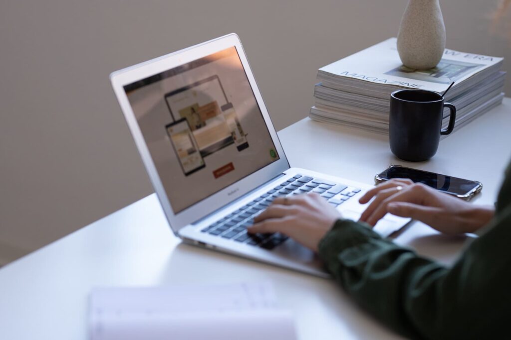 Webdesigner freelance travaillant sur un site internet WordPress